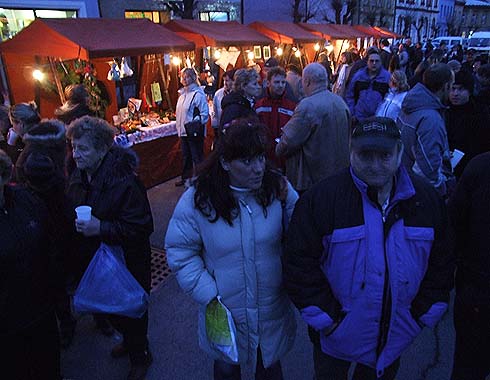 Ve stáncích se prodávaly drobné předměty a občerstvení ...
