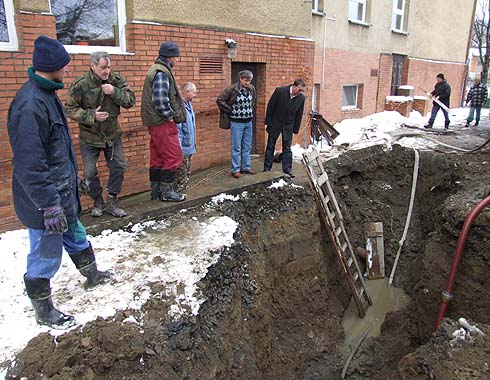 O průběh opravy kanalizace se zajímal také pan starosta ...
